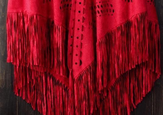 Elegant scarf and shawl for formal occasions, featuring luxurious fabric and refined design elements.