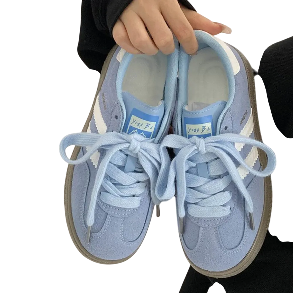 <img src="https://genacampbell.fr/images/baskets-contrast.jpg" alt="Le Nation · Baskets urbaines plates à bout rond · 6 coloris pastel · Création Gena Campbell · Confort quotidien et design rétro élégant">