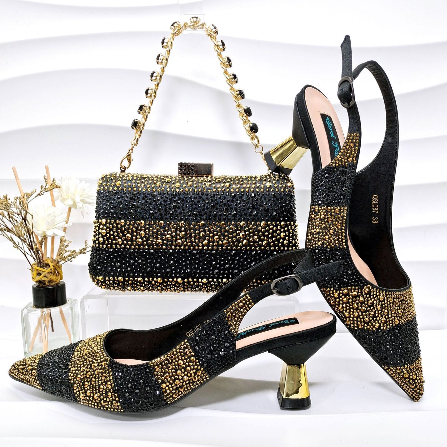 <img src="https://genacampbell.shop/images/le-palais-royal-escarpins-sac-bijou.jpg" alt="Le Palais Royal · Ensemble escarpins pour femme à bout pointu & sac bijou coordonné · Création Gena Campbell · Talon aiguille ≈9 cm · Matière synthétique brillante avec strass délicats · Escarpins à enfiler coupe normale · Sac rigide avec chaîne métal & fermoir bijou · Coloris : noir, or, argent, vin rouge, vert, bleu ciel, orange, pourpre · Pointures du 37 au 43 · Élégance affirmée pour soirée, cérémonie ou dîner stylé