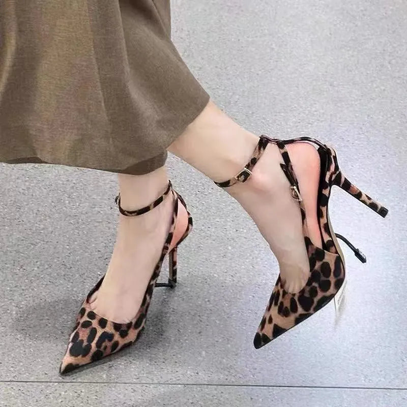 <meta property="og:image" content="https://genacampbell.fr/images/leopard-point-toe-stiletto.jpg">
<meta property="og:image:alt" content="Escarpins à talons aiguilles à bout pointu LePumpsopard - Élégance et confort pour toutes les occasions">
<meta property="og:image:width" content="1200">
<meta property="og:image:height" content="630">
<meta name="twitter:image" content="https://genacampbell.fr/images/leopard-point-toe-stiletto.jpg">
<meta name="twitter:image:alt" content="Escarpins à talons aiguilles Le