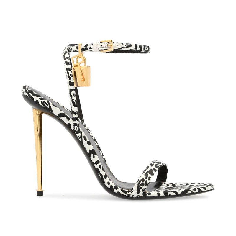 Sandales à talons hauts pour femme avec bout ouvert et petit cadenas doré sur la lanière – modèle Pont des Beaux-Arts par Gena Campbell, en denim zebre