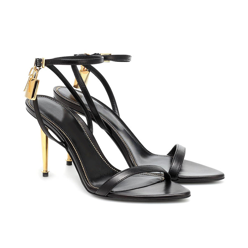 Sandales à talons hauts pour femme avec bout ouvert et petit cadenas doré sur la lanière – modèle Pont des Beaux-Arts par Gena Campbell, en noires.
