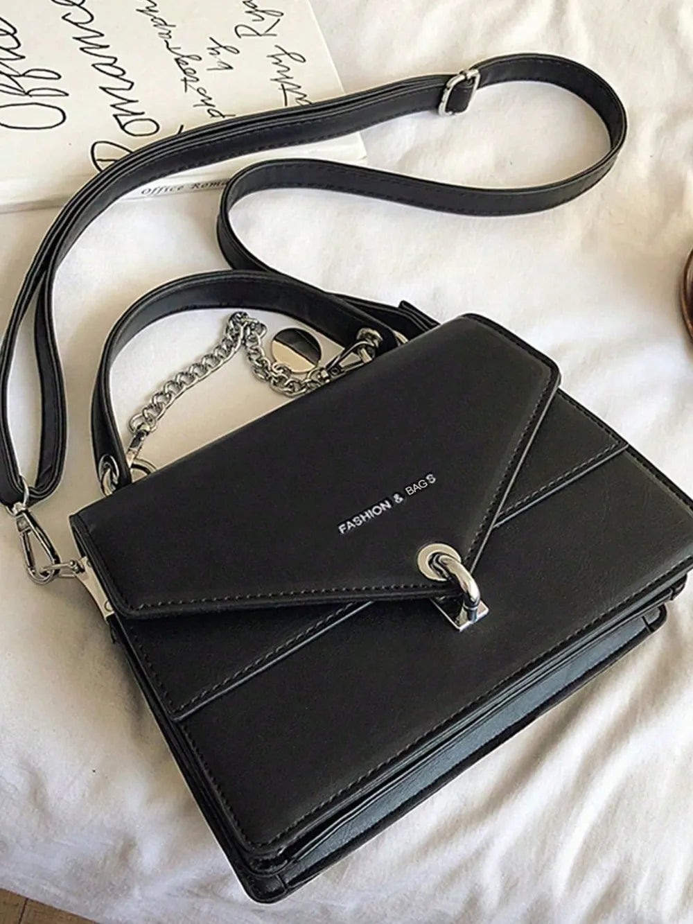 Sac à main noir en cuir synthétique PU, détails métalliques et sangle détachable, style urbain parisien – Gena Campbell