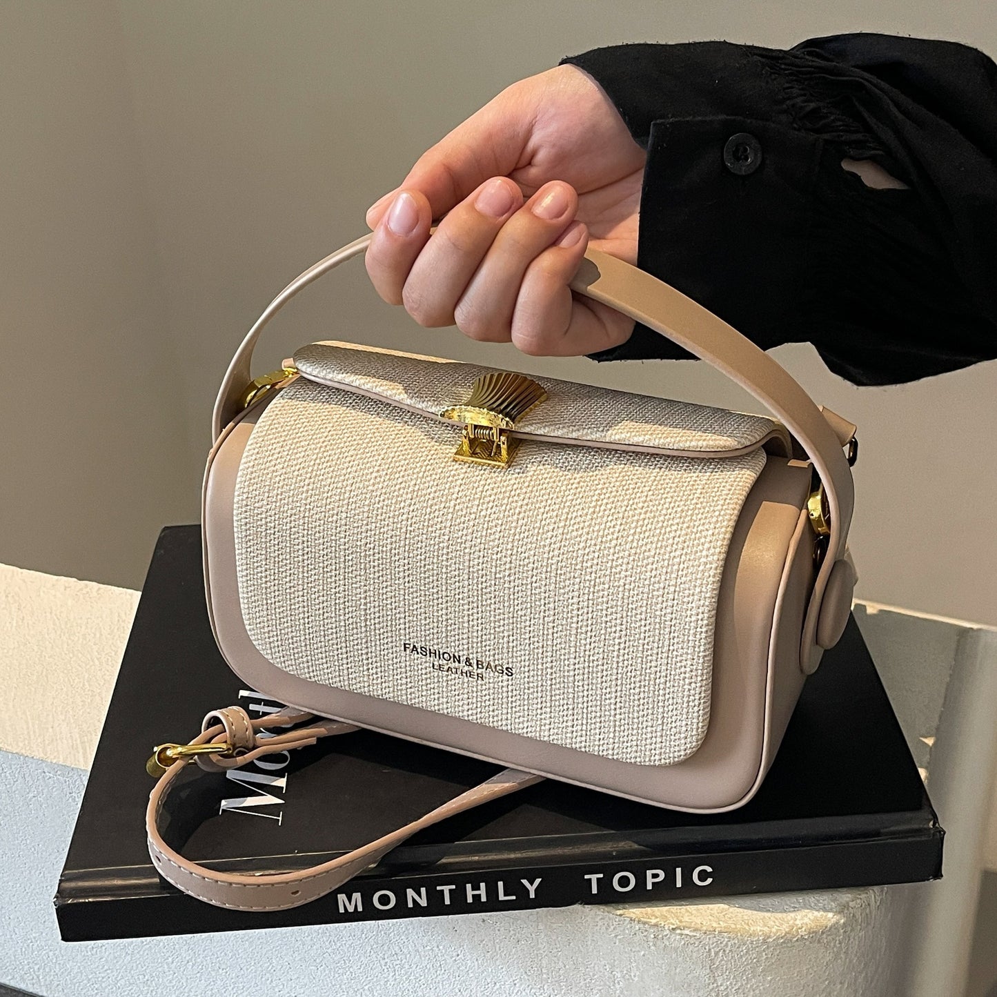 <img src="sac-messager-noir.jpg" alt="Sac messager de haute qualité en PU, doublure polyester, couleur noire, style épaule et bandoulière">
<img src="sac-messager-marron.jpg" alt="Sac universitaire robuste, design carré, fermeture sécurisée, couleur marron">
<img src="sac-messager-vert.jpg" alt="Sac polyvalent pour femme, bandoulière unique, coutures contrastées, couleur vert foncé">
<img src="sac-messager-rose.jpg" alt="Sac messager tendance, cuir synthétique, élégant et pratique, couleur rose pink">
<img