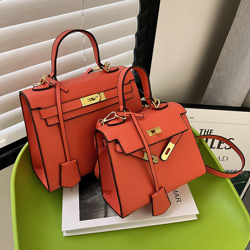 Sac Kelly Candy Color petit format en faux cuir kaki, modèle épaule avec bandoulière