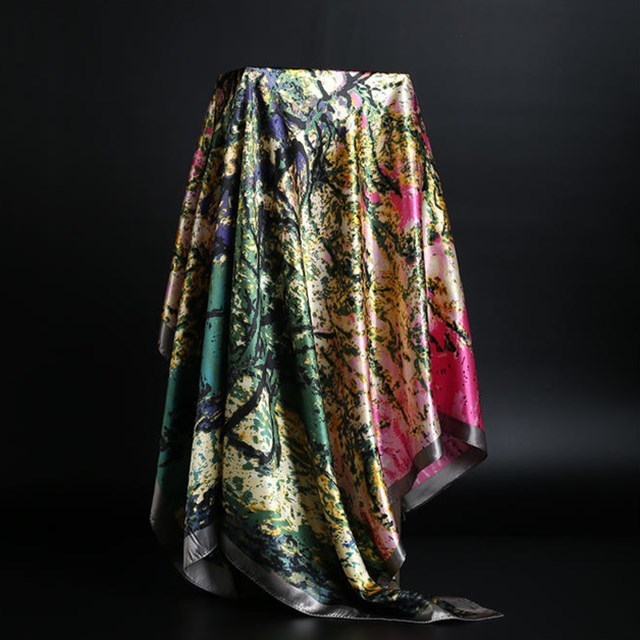 Clignancourt – Foulard en soie imprimé léopard & élégance sauvage - Gena Campbell