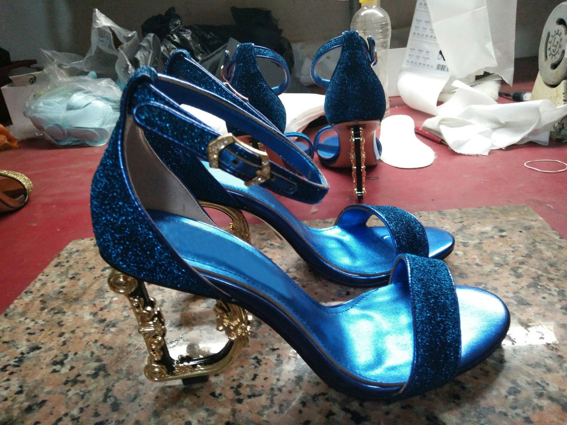 Escarpins dorés femme – Talon aiguille , bout arrondi et finition brillante lettre personnalisable au talon-bleu