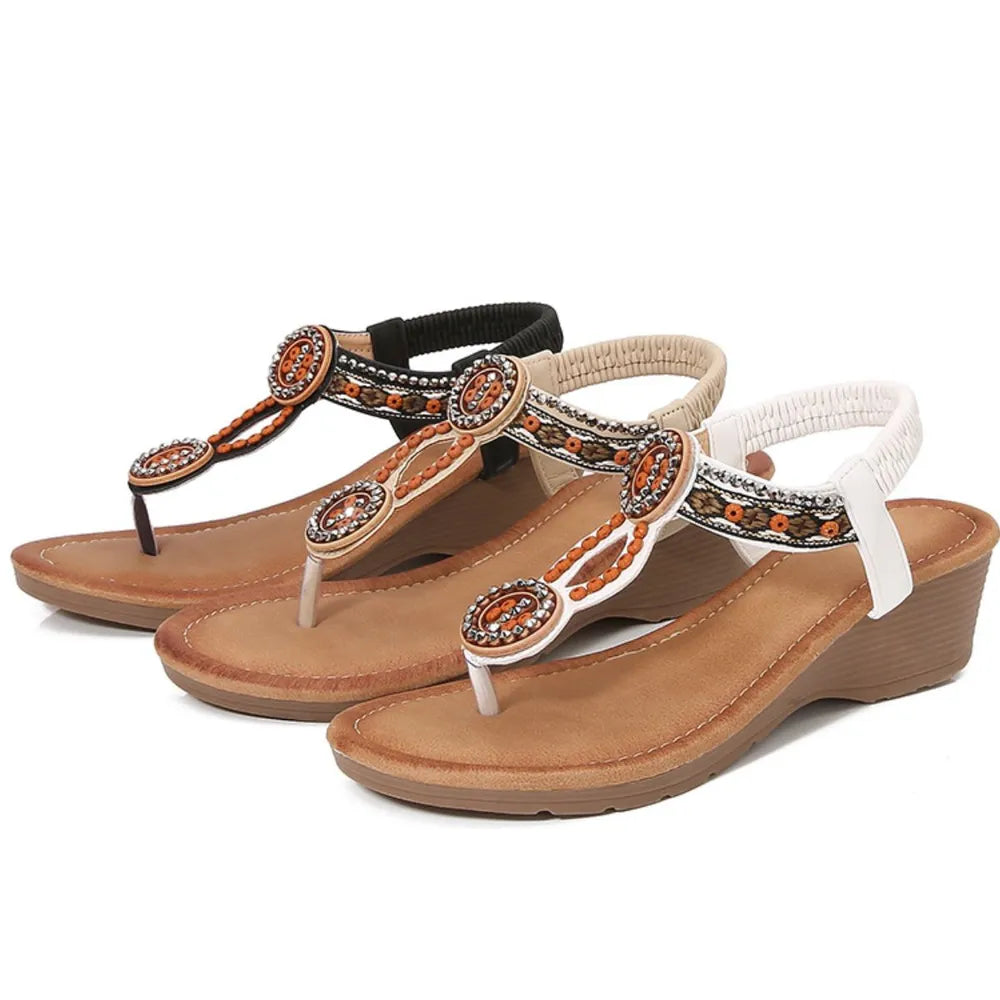 <img src="https://genacampbell.shop/images/le-bastille-rivet-sandals.jpg" alt="Le Bastille · Sandales compensées à rivets décoratifs · Création Gena Campbell · Modèle à enfiler avec anneau d’orteil · Cuir synthétique souple & semelle EVA rembourrée · Talon stable ≈ 4,5 cm · Style décontracté chic pour été urbain ou vacances · Coloris Noir, Blanc & Beige · Pointures 36 à 43">