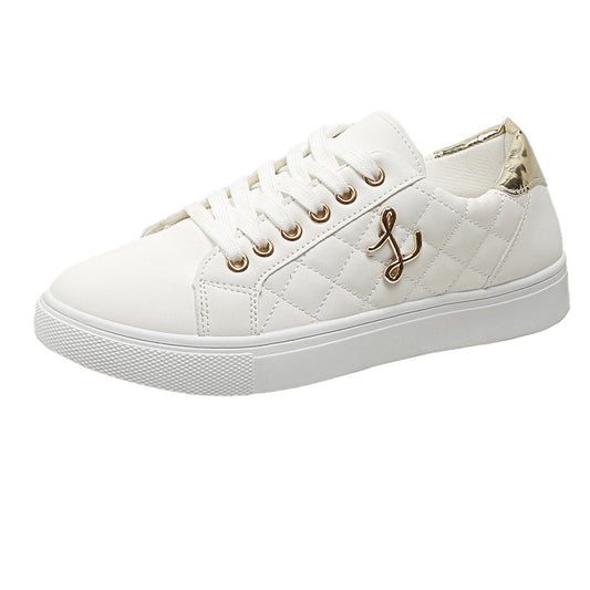 <img src="https://genacampbell.shop/images/le-cambronne-baskets-blanches-minimalisme.jpg" alt="Le Cambronne · Baskets blanches légères pour femme · Création Gena Campbell · Style bas & bout rond · Fermeture à lacets classiques · Matière synthétique souple & respirante · Semelle plate antidérapante · Pointures 35 à 43 · Coloris Blanc & Noir · Confort quotidien & silhouette universelle · Parfaites pour look casual, actif ou bureau stylé">