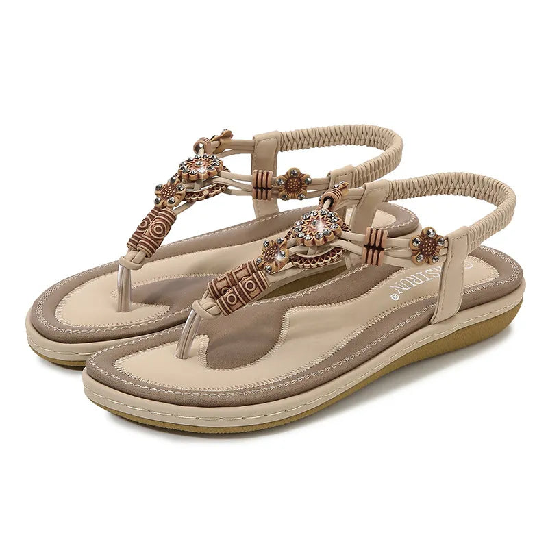 <img src="https://genacampbell.shop/images/le-canal-platform-toe-post-sandals.jpg" alt="Le Canal · Sandales plates à anneau d’orteil en faux cuir PU · Création Gena Campbell · Design respirant & coupe féminine · Fermeture à boucles · Semelle plate souple · Style naturel & bohème décontracté · Coloris Marron, Noir, Beige & Marine · Pointures du 36 au 45">