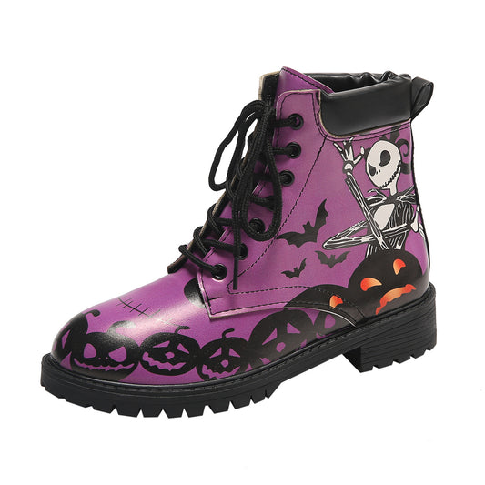 <h1>Le Clignancourt – Bottines imprimées · L’audace ancrée dans le bitume · Gena Campbell</h1>

<img src="https://genacampbell.shop/images/le-clignancourt-bottines-imprimees.jpg" alt="Le Clignancourt · Bottines imprimées à lacets pour femme · Création Gena Campbell · Talon épais ≈5 cm & fermeture zippée latérale · Bout rond confortable · Imprimé floral, noir ou effet jean · Matière synthétique souple · Pointures 35 à 42 · Style citywear, street chic ou bureau décalé · Confort ancré pour chaque pas urbain">
