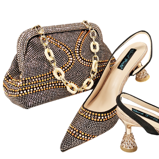 <img src="https://genacampbell.shop/images/le-falguiere-escarpins-sac-coordonne.jpg" alt="Le Falguière · Ensemble escarpins satinés à bout pointu et sac bijou coordonné · Création Gena Campbell · Talon aiguille ≈6–9 cm selon variante · Coupe basse féminine & silhouette fluide · Matière satin synthétique avec finition lisse · Sac rigide à anse bijou et fermoir stylisé · Coloris : bleu ciel, or, pêche, violet, vin rouge, vert, brun foncé · Pointures du 38 au 43 · Élégance discrète et sophistication affirmée p