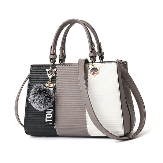 <img src="https://genacampbell.shop/images/le-menilmontant-boheme-tote.jpg" alt="Le Ménilmontant · Sac cabas mix matière avec pompons · Création Gena Campbell · Volumineux, texturé & décalé · Fermeture zippée · Ornement pompon en fausse fourrure · Bandoulière amovible & réglable · Coloris Gris, Rose, Rouge, Violet · Style bohème chic pour femme libre et créative">