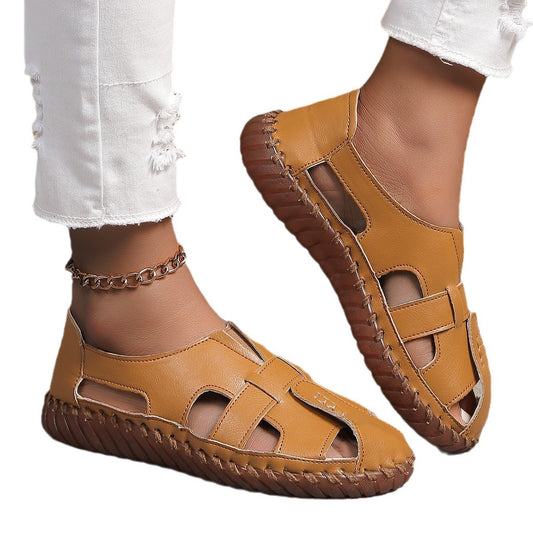 <img src="https://genacampbell.shop/images/le-monge-essential-sandals.jpg" alt="Le Monge · Sandales essentielles à bout rond · Création Gena Campbell · Modèle à enfiler en faux cuir synthétique souple · Semelle plate confortable pour usage quotidien · Style épuré & léger · Disponibles en Noir, Ocre & Blanc · Pointures 36 à 44 · Idéales pour l’été, la ville ou la détente">