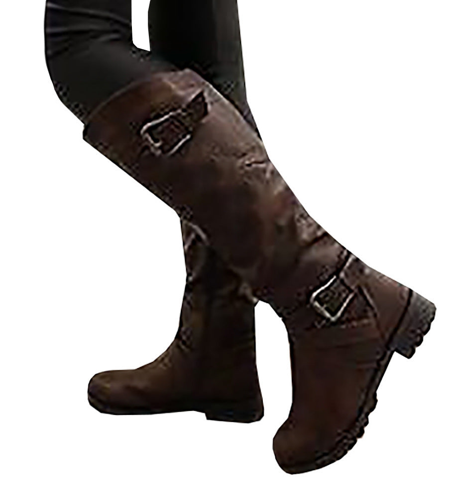 <img src="https://genacampbell.fr/images/montparnasse-european-boots.jpg" alt="Le Montparnasse · Bottes mi-mollet European All-Match™ en faux cuir grainé imperméable · Création Gena Campbell · Chic urbain & confort tout terrain · Bout rond, zip latéral et boucles ton-sur-ton · Pointures 35 à 43 · Coloris Noir, Marron moka & Vert armée">
