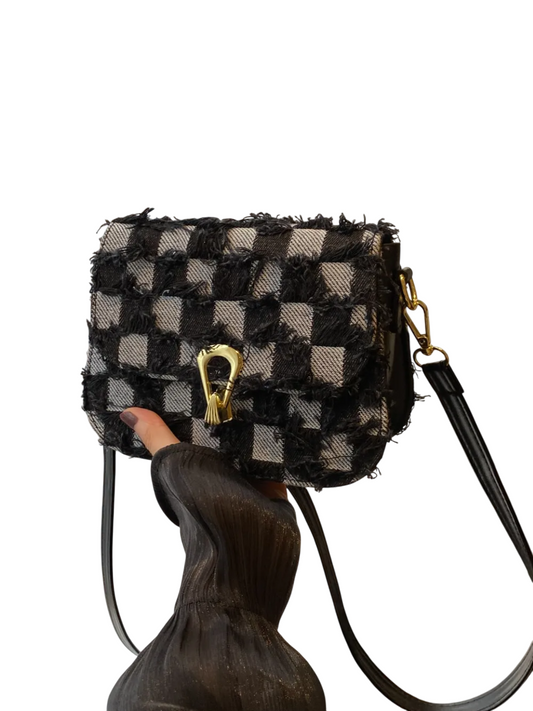 <img src="https://genacampbell.shop/images/le-oberkampf-checkered-crossbody.jpg" alt="Le Oberkampf · Sac à bandoulière au motif damier graphique · Création Gena Campbell · Format compact ≈ 22×18 cm · Jean et matières synthétiques résistantes · Ourlet brut volontaire · Sangle ajustable pour port épaule ou croisé · Fermeture zippée sécurisée · Coloris Azur, Bleu marine foncé & Noir · Style urbain & nomade pour femme affirmée">
