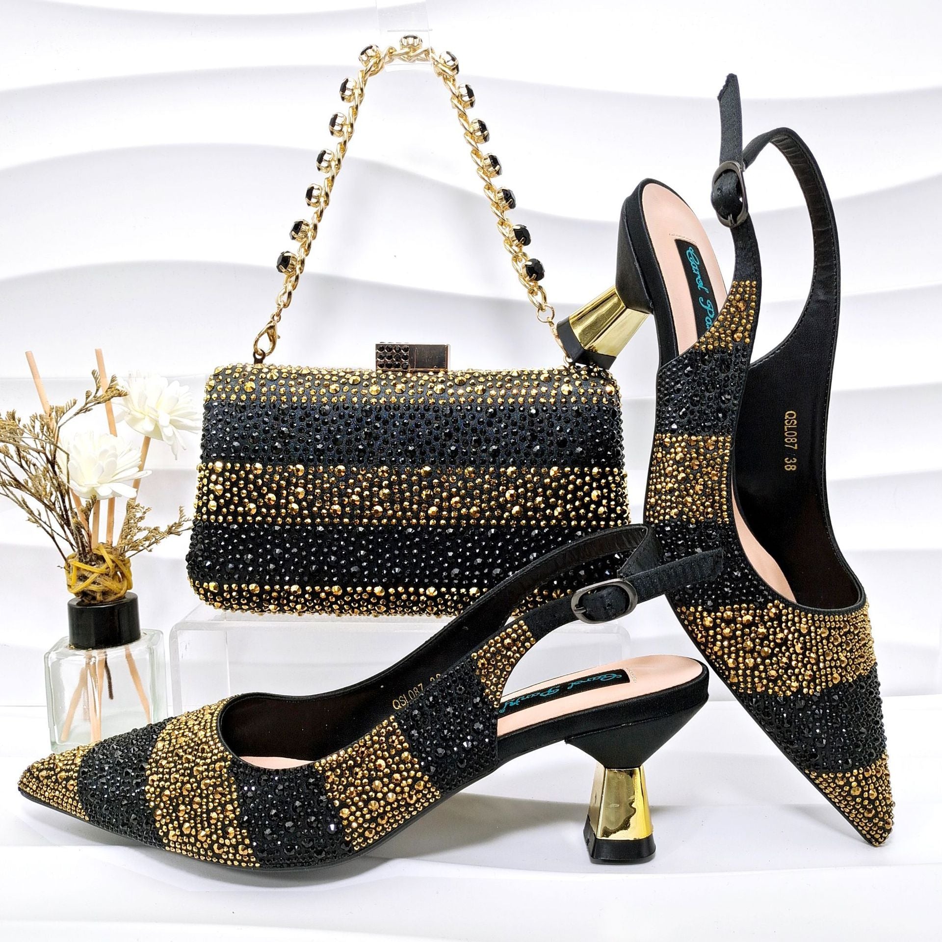 <img src="https://genacampbell.shop/images/le-palais-royal-escarpins-sac-bijou.jpg" alt="Le Palais Royal · Ensemble escarpins pour femme à bout pointu & sac bijou coordonné · Création Gena Campbell · Talon aiguille ≈9 cm · Matière synthétique brillante avec strass délicats · Escarpins à enfiler coupe normale · Sac rigide avec chaîne métal & fermoir bijou · Coloris : noir, or, argent, vin rouge, vert, bleu ciel, orange, pourpre · Pointures du 37 au 43 · Élégance affirmée pour soirée, cérémonie ou dîner stylé