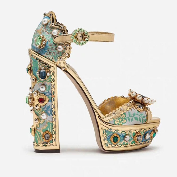 <img src="https://genacampbell.fr/images/passsy-baroque-water-heels.jpg" alt="Le Passy · Sandales baroques Plus Size Baroque Water Heels™ · Création Gena Campbell · Design ajouré bouche de poisson & talon bloc marbré ≈ 6,5 cm · Boucle réglable pour maintien généreux · Semelle intérieure douce · Usage garden party, mariage ou city-chic · Coloris Rouge passion & Bleu ciel baroque · Pointures 34 à 43">
