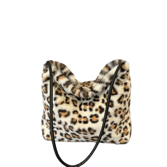 <img src="https://genacampbell.fr/images/leopard-furry-shoulder-bag.jpg" alt="Le Pigalle · Sac à bandoulière en fausse fourrure léopard · Création Gena Campbell · Audace glamour & douceur texturée · Coloris Brun Fauve, Rose Fuchsia ou Blanc Neige · Porté épaule avec sangle réglable">
