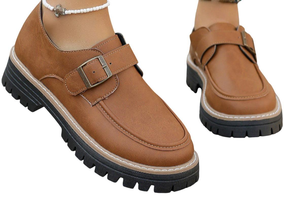 <img src="https://genacampbell.shop/images/le-sevres-platform-loafers.jpg" alt="Le Sèvres · Mocassins à boucle décorative revisités · Création Gena Campbell · Style british structuré & féminité assumée · Semelle plateforme ≈ 3,5 cm en caoutchouc léger · Bout rond classique · Cuir synthétique effet grainé · À enfiler · Coloris Noir profond & Brun cognac · Pointures 36 à 42 · Idéal pour robe, tailleur ou look casual-chic">