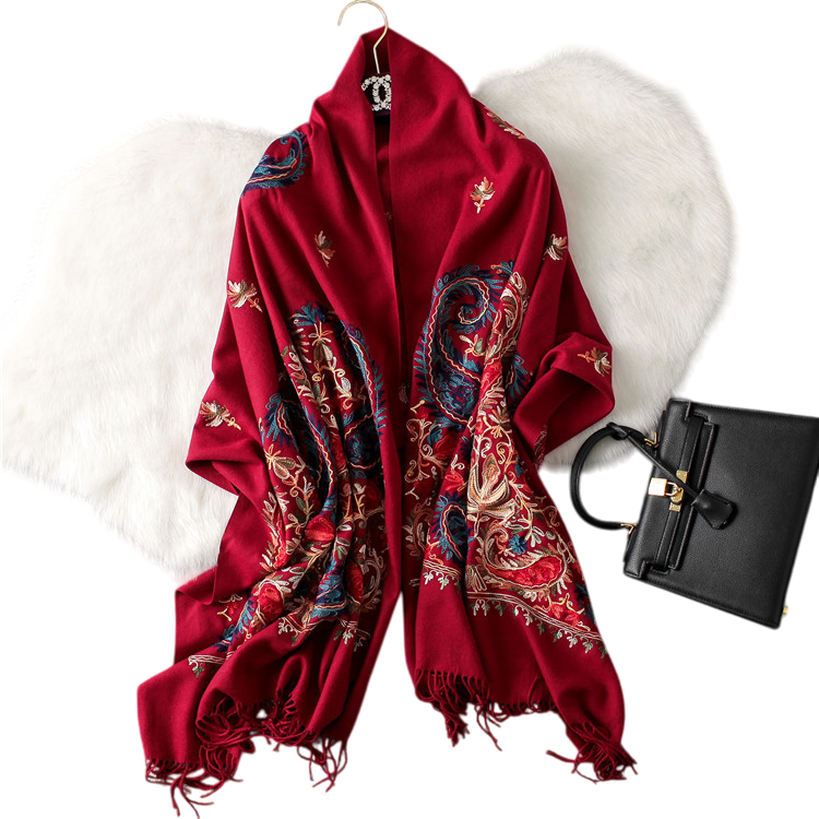 <img src="https://genacampbell.shop/images/le-solferino-chale-embroidered.jpg" alt="Le Solférino · Châle brodé pour femme · Création Gena Campbell · Cachemire & soie mélangés · Broderie florale ton sur ton · Longueur ≈ 200 cm · Disponible en 9 coloris : Rouge, Gris, Noir, Beige, Camel, Bleu Marine, Rouge violacé, Vin de cajou, Argent liquide · Coupe ample et souple · Style raffiné pour hiver, soirée ou cérémonie · Élégance feutrée & chaleur enveloppante">