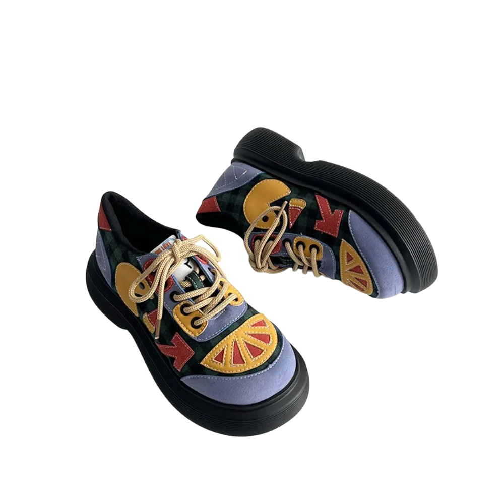 <img src="https://genacampbell.fr/images/colorful-retro-high-sole-shoes.jpg" alt="Le Stalingrad · Baskets rétro à semelle haute · Création Gena Campbell · Chunky shoes tendance inspirées des années 2000 · Confort tout terrain · Coloris Bleu poussiéreux & déclinaisons vibrantes · Pointures 35 à 40">
