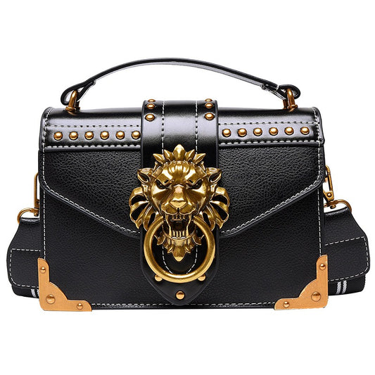 <img src="https://genacampbell.fr/images/le-vivienne-retro-pu-bag.jpg" alt="Le Vivienne · Sac rétro en similicuir PU lisse · Création Gena Campbell · Format carré structuré avec rabat à bouton pression · Bandoulière fine ajustable ou porté main · Coloris Noir, Rouge ou Brun clair · Élégance des années 60 revisitée · Dimensions compactes · Style féminin intemporel">
