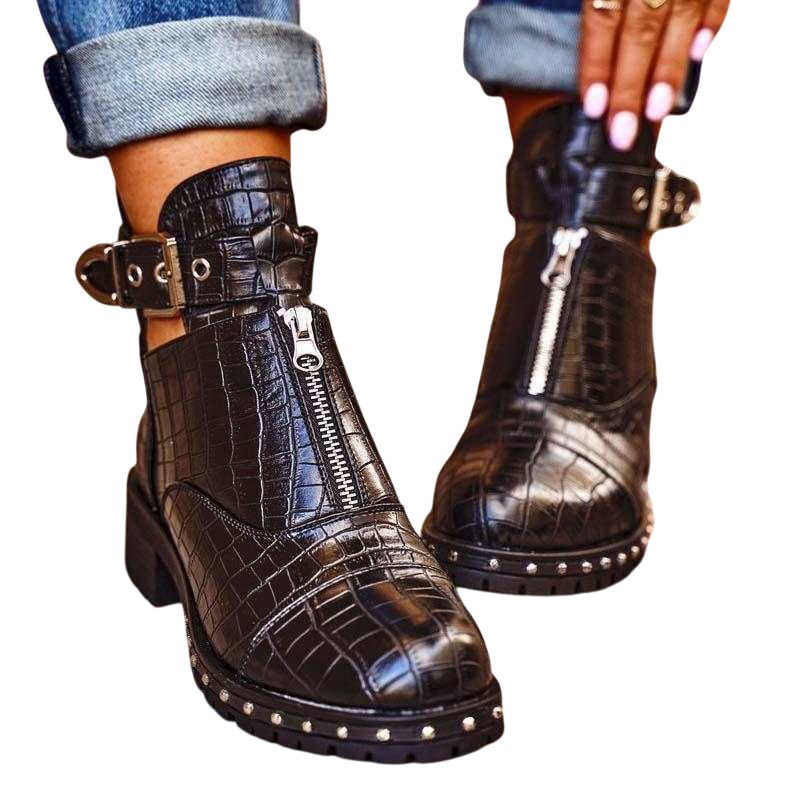 <img src="https://genacampbell.fr/images/low-tube-round-toe-martin-boots.jpg" alt="Le Voltaire · Bottines rebelles Martin Boots™ Winter Edition · Création Gena Campbell · Silhouette tubulaire à bout rond · Faux cuir synthétique imperméable & intérieur doux · Zip latéral + boucle · Semelle antidérapante · Style grunge chic · Coloris Noir classique · Pointures 35 à 43">
