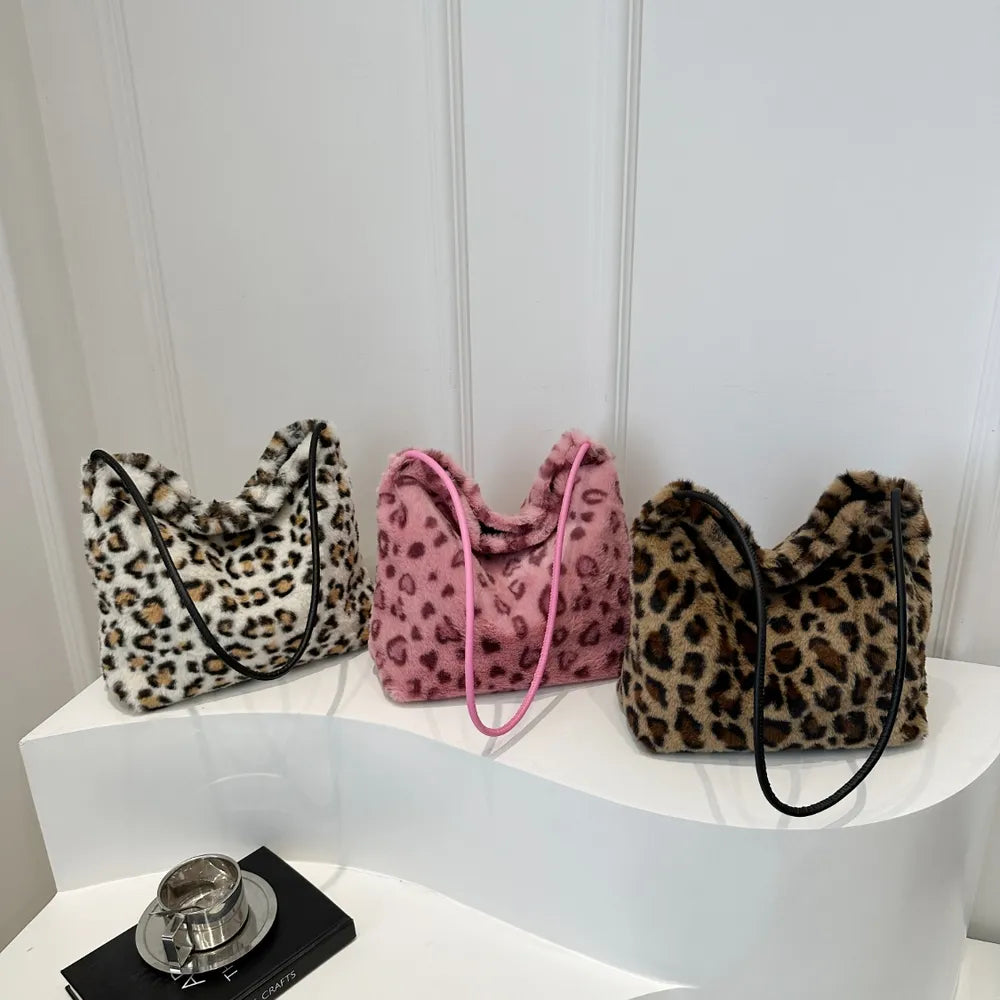 <meta property="og:image" content="https://genacampbell.fr/images/leopard-furry-shoulder-bag.jpg">
<meta property="og:image:alt" content="Sac à bandoulière en fourrure léopard - Élégance et audace pour toutes les occasions">
<meta property="og:image:width" content="1200">
<meta property="og:image:height" content="630">

<meta name="twitter:image" content="https://genacampbell.fr/images/leopard-furry-shoulder-bag.jpg">
<meta name="twitter:image:alt" content="Sac à bandoulière en fourrure léopard - Accessoire