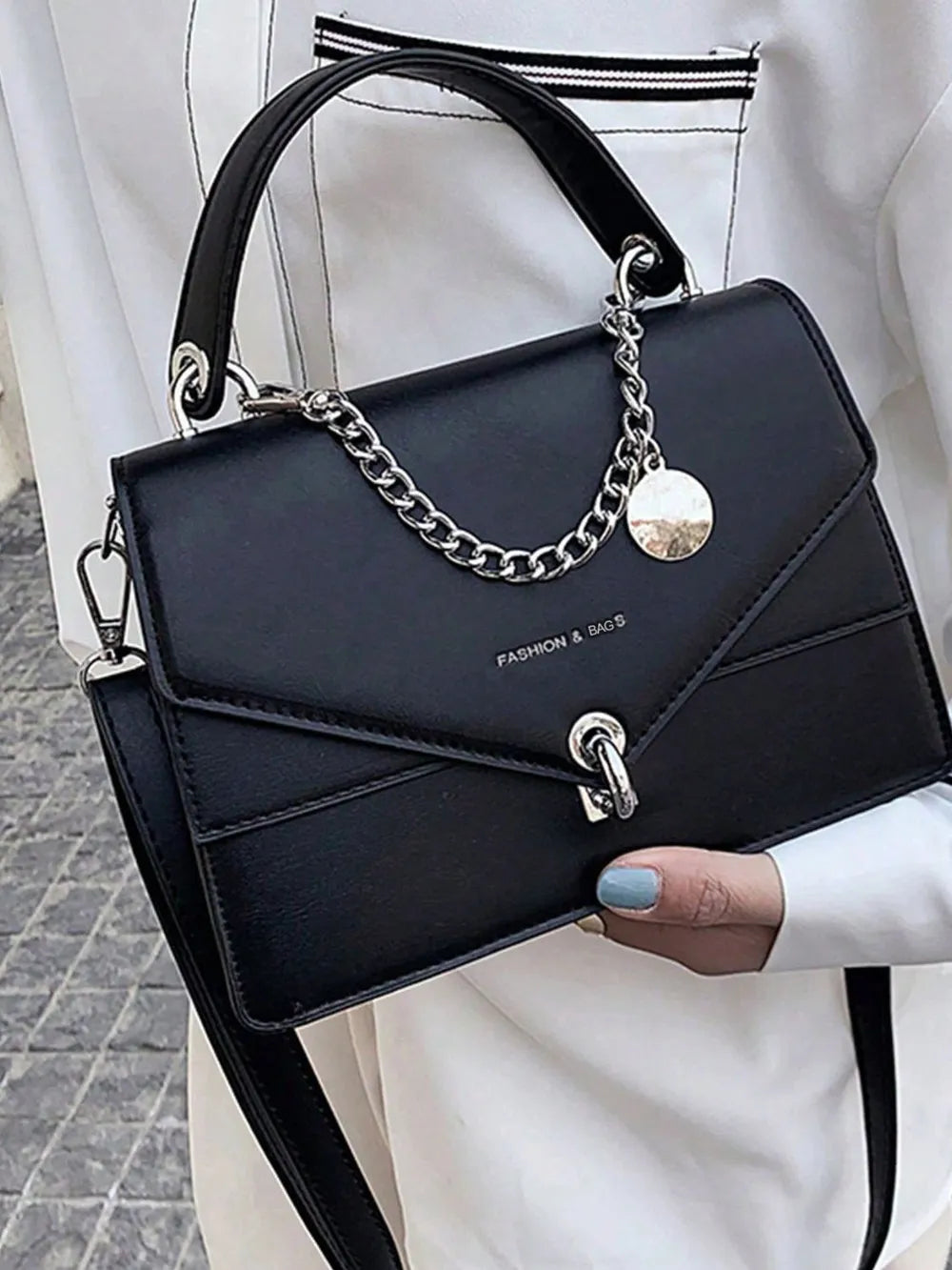 Sac à main noir en cuir synthétique PU, détails métalliques et sangle détachable, style urbain parisien – Gena Campbell
