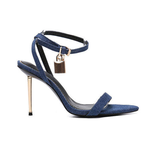 Sandales à talons hauts pour femme avec bout ouvert et petit cadenas doré sur la lanière – modèle Pont des Beaux-Arts par Gena Campbell, en denim bleu
