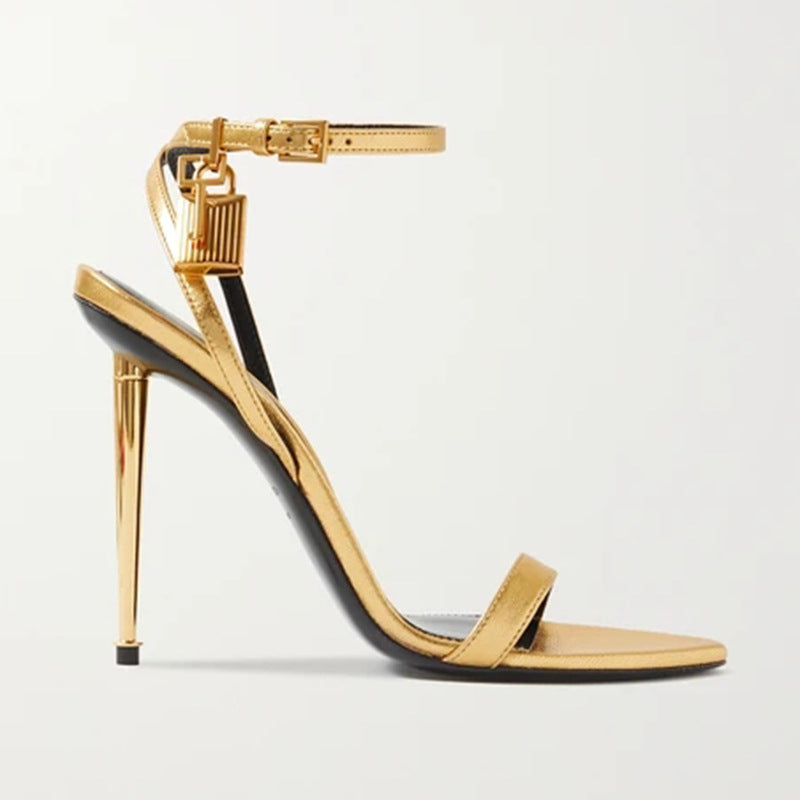 Sandales à talons hauts pour femme avec bout ouvert et petit cadenas doré sur la lanière – modèle Pont des Beaux-Arts par Gena Campbell, en dorée.