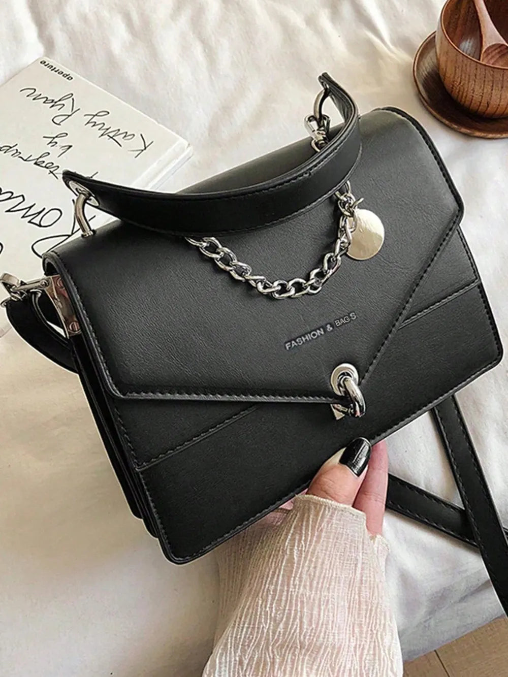 Sac à main noir en cuir synthétique PU, détails métalliques et sangle détachable, style urbain parisien – Gena Campbell
