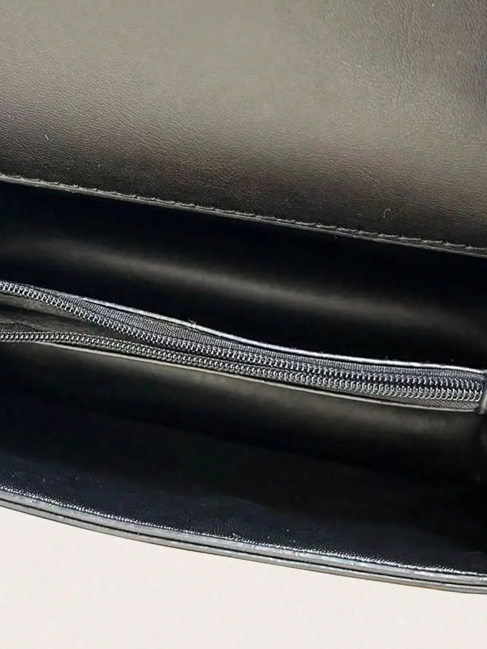 Sac à main noir en cuir synthétique PU, détails métalliques et sangle détachable, style urbain parisien – Gena Campbell
