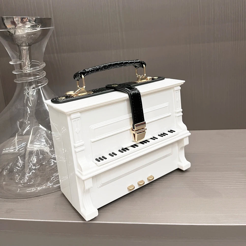 <img src="sac-piano.jpg" alt="Sac à main de luxe en cuir, design piano, bandoulière réglable">
