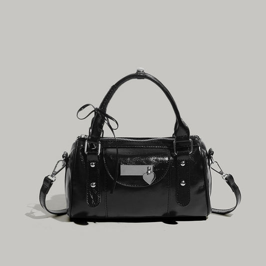 <img src="sac-coeur-noir.jpg" alt="Sac à main féminin en faux cuir noir, design cœur romantique avec nœud élégant">
<img src="sac-coeur-marron.jpg" alt="Sac tendance pour femme, couleur marron, style chic avec nœud décoratif">
<img src="sac-coeur-rouge.jpg" alt="Sac à main romantique rouge, parfait pour une soirée élégante ou un cadeau spécial">
<img src="sac-coeur-rose.jpg" alt="Sac mode femme, design cœur unique, couleur rose pastel avec finition raffinée">
<img src="sac-coeur-blanc.jpg" alt="Sac élégant 
