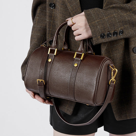 <meta property="og:image" content="https://genacampbell.fr/images/sac-bandouliere-cuir.jpg">
<meta property="og:image:alt" content="Sac à bandoulière rétro en cuir de vachette - Élégance et praticité">
<meta name="twitter:image" content="https://genacampbell.fr/images/sac-bandouliere-cuir.jpg">
<meta name="twitter:image:alt" content="Sac tendance en cuir véritable - Disponible en noir, marron et vert">
<meta name="description" content="Découvrez notre sac à bandoulière en cuir de vachette avec un design élé