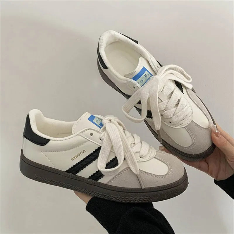 Contrast Round Toe Flat Sneakers.
