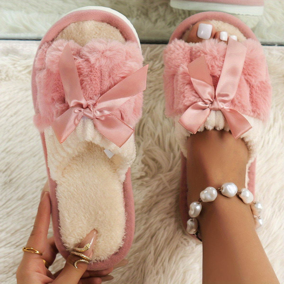 Mademoiselle – Chaussons peluche à nœud & douceur visible - Gena Campbell