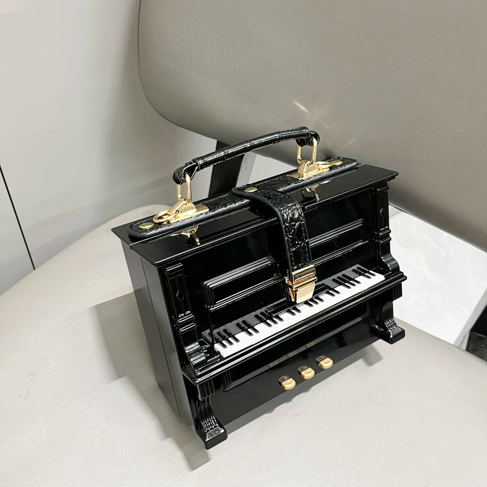<img src="sac-piano.jpg" alt="Sac à main de luxe en cuir, design piano, bandoulière réglable">

